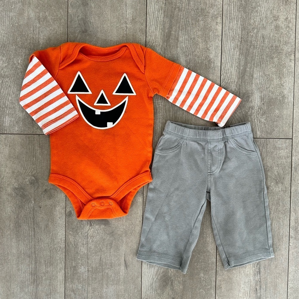Baby boy fall outfit pumpkin and sweatpants size 3-6 months
Fall
Bin GG